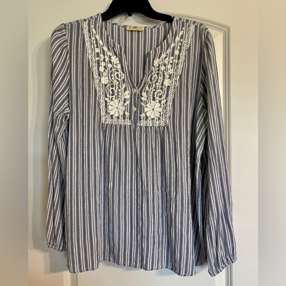 sweet magnolia Tops - Vintage causal shirt with designs.